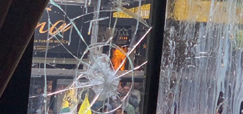 लंदन में पाकिस्तानियों का प्रदर्शन फेंके अंडे टमाटर