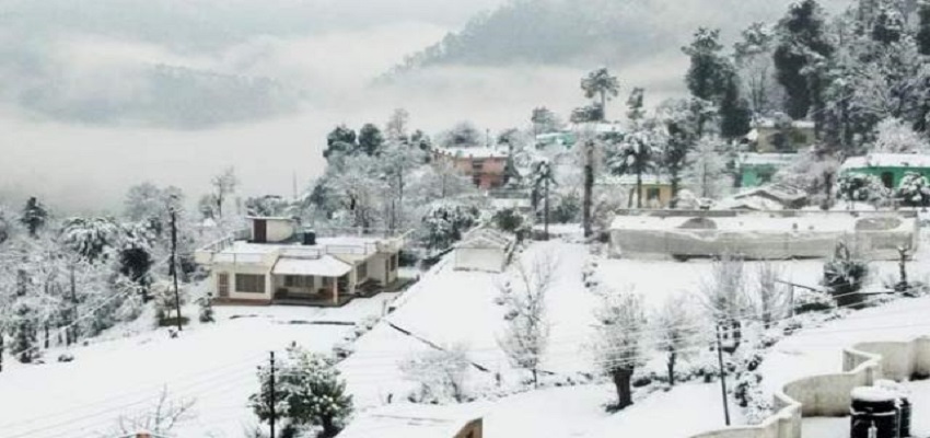 उत्तराखंड से लेकर कश्मीर तक फिर शुरू हुई बर्फबारी