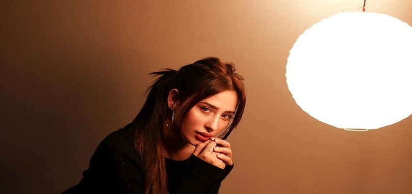 देर रात घर से बाहर हुईं माहिरा शर्मा