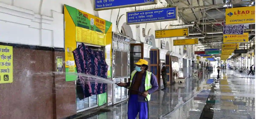 Indian Railways Update: अब स्टेशन पर यात्रियों को मिलेंगे सैनिटाइजर और मास्क