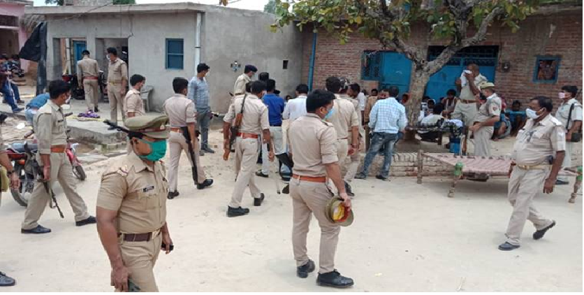 Kanpur Encounter: कानपुर मुठभेड़- एक्शन में आई योगी की पुलिस, दर्जनों लोग हिरासत में, 500 मोबाइल सर्विलांस पर लगाए