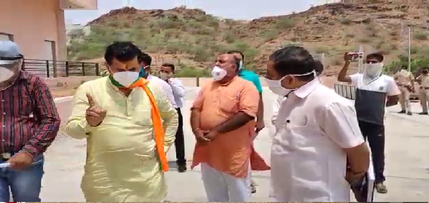 Central Minister On Covid Centre: केन्द्रीय कृषि राज्य मंत्री ने किया COVID सेंटर का दौरा, अनियमितता मिलने पर अधिकारियों को सुनाई खरी-खरी