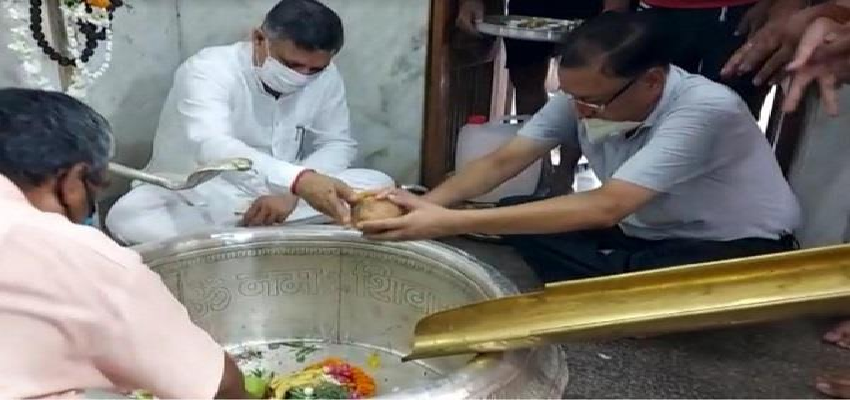 Sawan Shivratri Worship: हरियाणा के शिक्षा मंत्री ने किया भगवान आशुतोष का जलाभिषेक, प्रदेश में सुख शांति के लिए की पूजा अर्चना