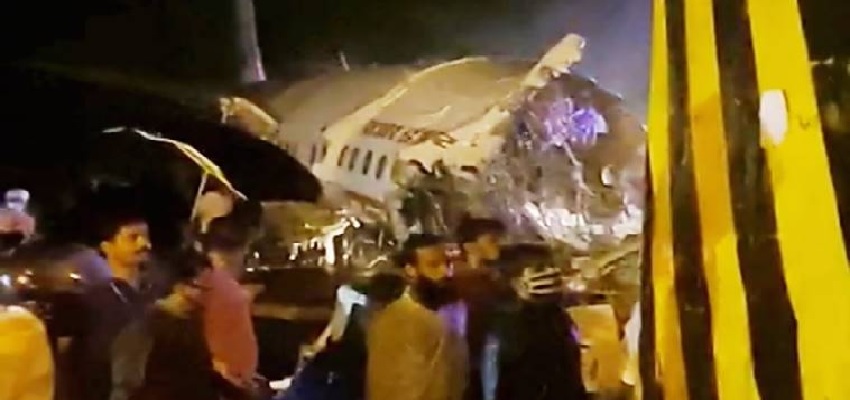 Kerala Plane Crash: केरल में रनवे पर फिसलकर दो टुकड़ों में बंटा एयर इंडिया का विमान, पायलट समेत 17 की मौत