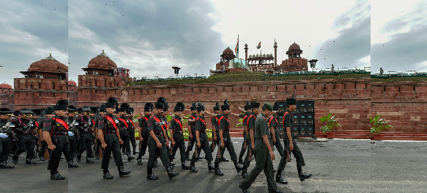 Fulldress Rehearsal At Lal Quila :लाल किले पर हुई आज फुल ड्रैस रिहर्सल, खूब बारिश के बीच भी नहीं गिरा जवानों का हौसला