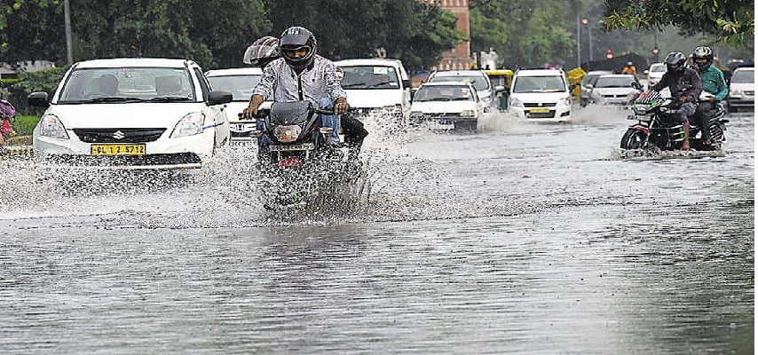 Delhi Heavy Rain : दिल्ली में मौसम ने ली करवट, हुई भारी बारिश, कई जगहों पर जलभराव से लगा लंबा जाम
