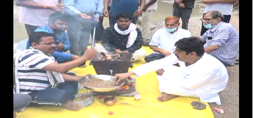 CM Yogi News: कानपुर में योगी जी गड्ढा मुक्त सड़क स्वाहा, नगर निगम सद्बुद्धि स्वाहा