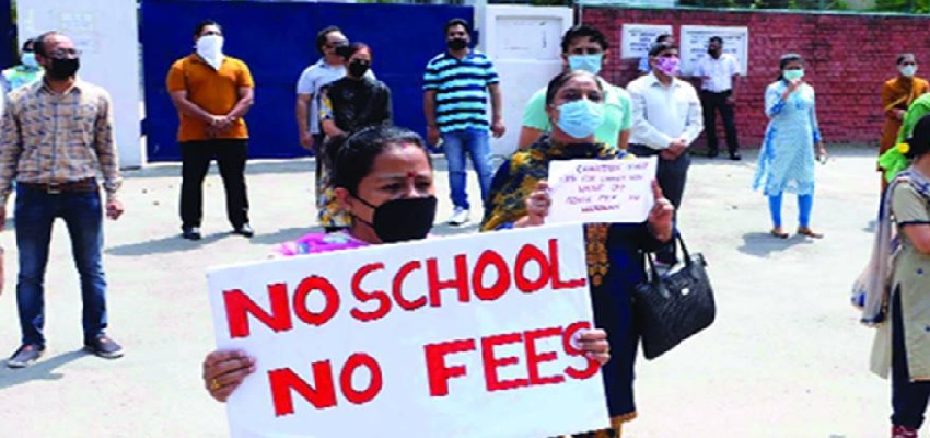 Bahadurgarh: कोरोना काल में स्कूल फीस माफी के लिए अभिभावकों का धरना, 14 सितंबर को होगी SC में सुनवाई