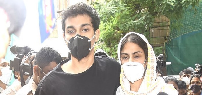 Sushant Singh Case: ड्रग्स मामले में NCB की छापेमारी, रिया के भाई शोविक के पेडलर दोस्त सूर्यदीप को पकड़ा