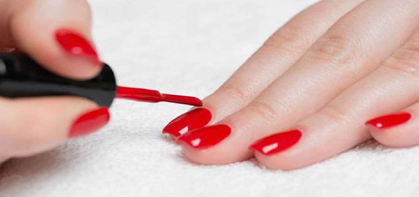 सावधान! हाथों की खूबसूरती बढ़ाने वाली नेल पॉलिश दे सकती है कैंसर को जन्म