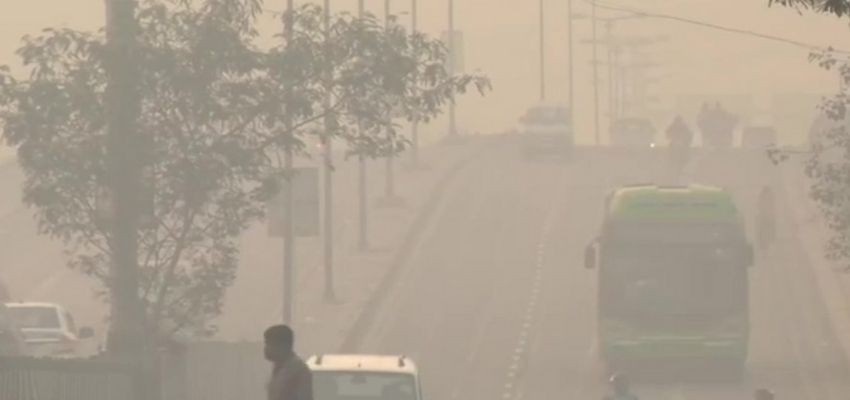 AIR POLLUTION: दिल्ली में प्रदूषण का कहर जारी, छाई रही स्मॉग की चादर