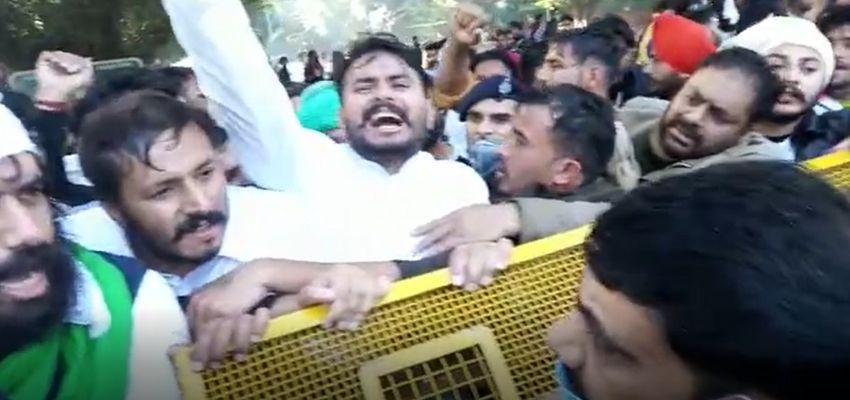 PROTEST: प्रदर्शनकारियों पर पुलिस किया वाटर कैनन का इस्तेमाल, किया गिरफ्तार