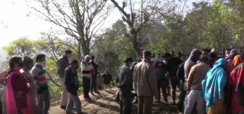 Mandi: रहस्यमयी परिस्थितियों में युवक की मौत, खेत में मिला शव