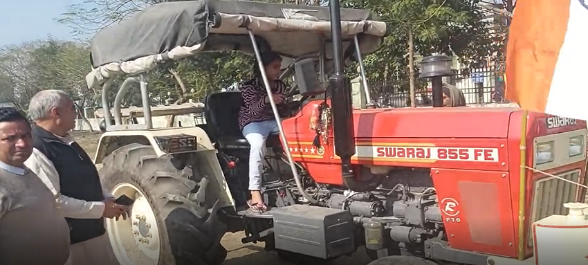 HARYANA:किसान के समर्थन में उतरे युवा, छोटी-सी बच्ची ने ट्रैक्टर चलाकर किया विरोध प्रदर्शन