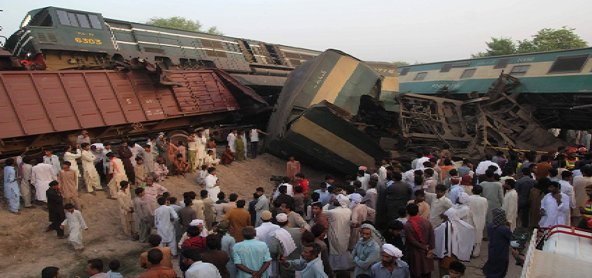 Pakistan train accident: पड़ोसी देश पाकिस्तान में दर्दनाक रेल हादसा, 33 लोगों ने गंवाई अपनी जान