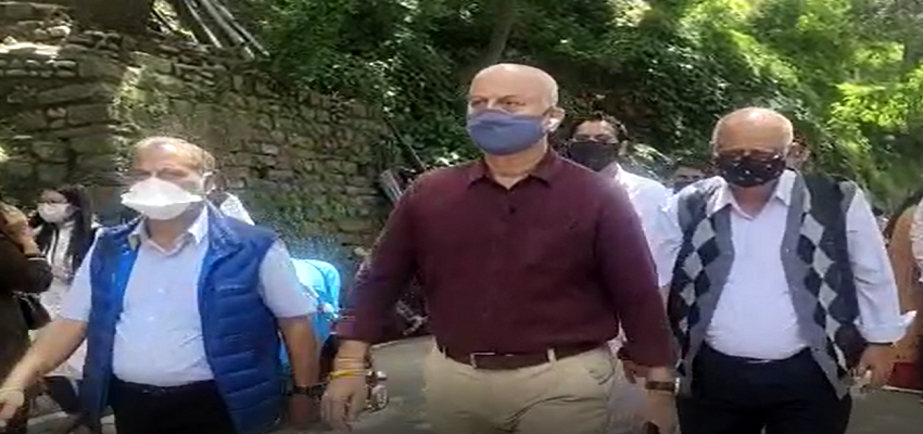 Anupam kher: हिमाचल की वादियों का लुत्फ उठाने शिमला पहुंचे अभिनेता अनुपम खेर, ताजा की पुरानी यादें