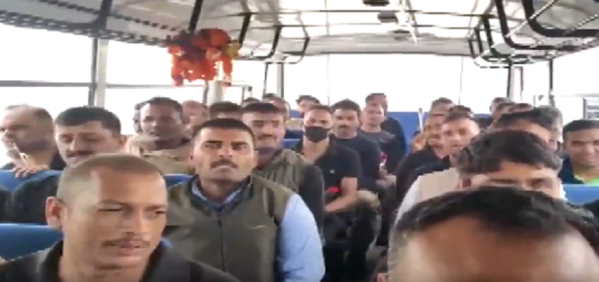 अफगानिस्तान में फंसे 120 भारतीय नागरिक पहुंचे अपने देश, नागरिकों ने लगाए भारत माता की जय के नारे