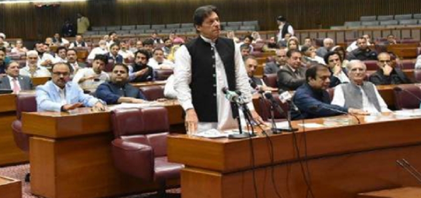 Pakistan: सियासत के चक्रव्यूह में फंसे इमरान खान, कुर्सी का जाना लगभग तय!