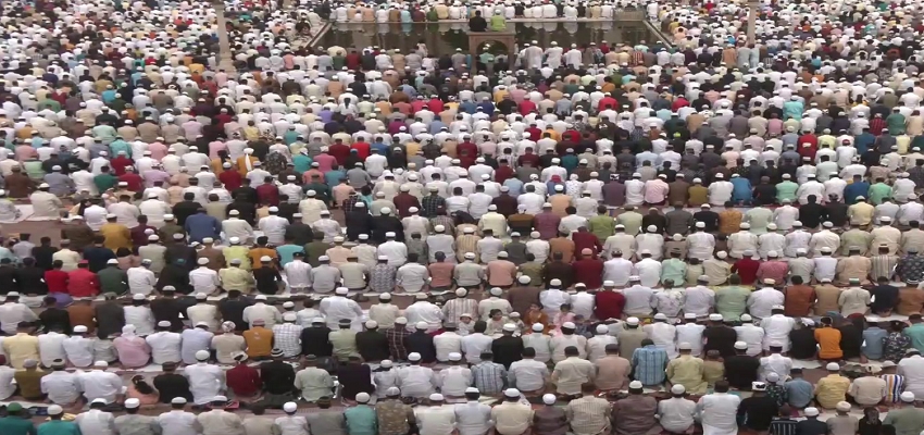 ईद-उल-फितर 2022: भाईचारे और आपसी सौहार्द के साथ देश में मनाया जा रहा है आज ईद का त्योहार