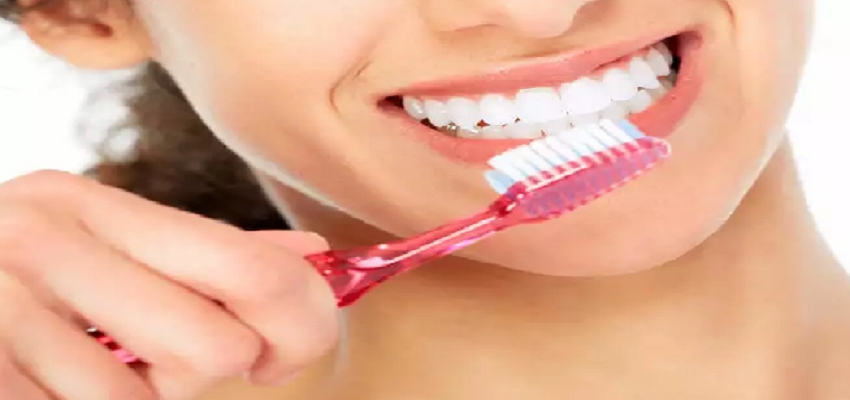 Health tips: इन घरेलू सामानों का इस्तेमाल कर, अपने दांतों के पीलेपन को कहे बॉय-बॉय