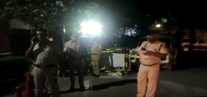 DELHI CRIME: युवक को बदमाशों ने सड़क पर दौड़ा-दौड़ा कर 1 दर्जन से ज्यादा चाकू से किया वार, अस्पताल में हुई मौत