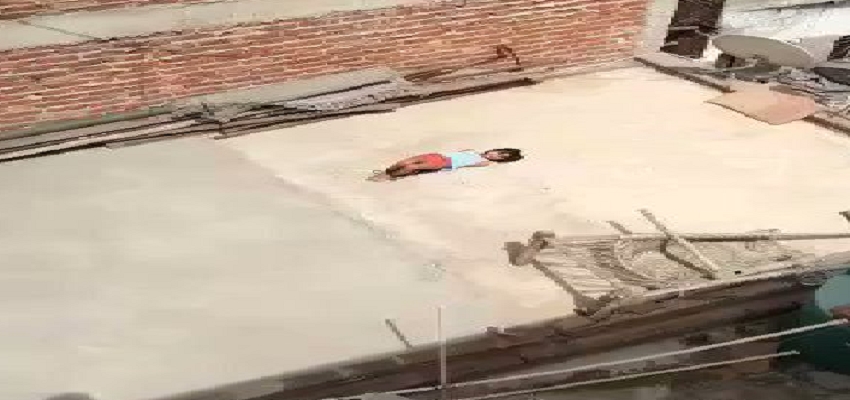 DELHI: वो चिल्लाती रही...दर्द से कराहती रही....लेकिन मां ने सजा को माफ नहीं किया