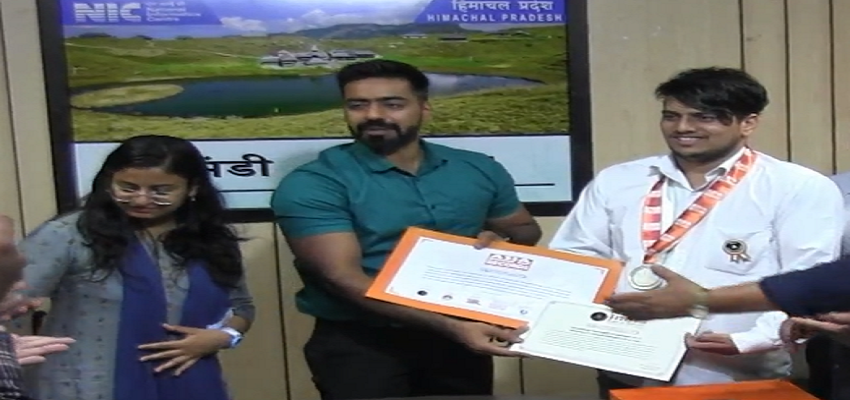 HIMACHAL: दिव्यांग सन्नी ने बनाया वर्ल्ड रिकॉर्ड, एशिया बुक ऑफ रिकॉर्ड में दर्ज करवाया अपना नाम