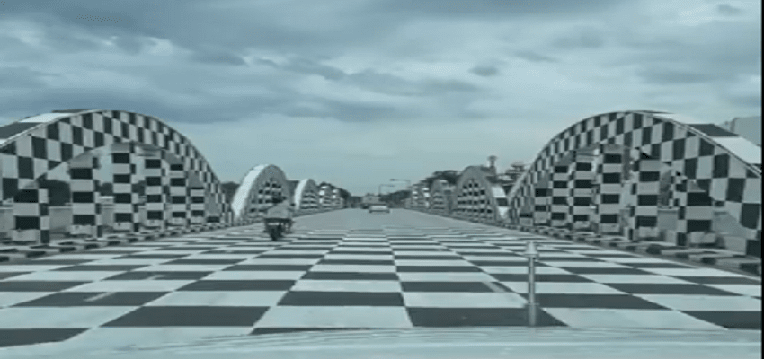 चेन्नई का ब्रिज बना शतरंज का मैदान! लोग देखकर कह रहे ये बातें