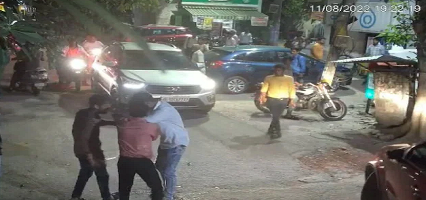 दिल्ली वाले एक बार फिर बने मूकदर्शक, चार लोगों ने सरेआम एक युवक को उतारा मौत के घाट