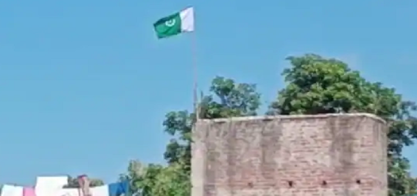 UP: छत पर लहराता दिखा पाकिस्तानी झंडा, पुलिस की गिरफ्त में युवक