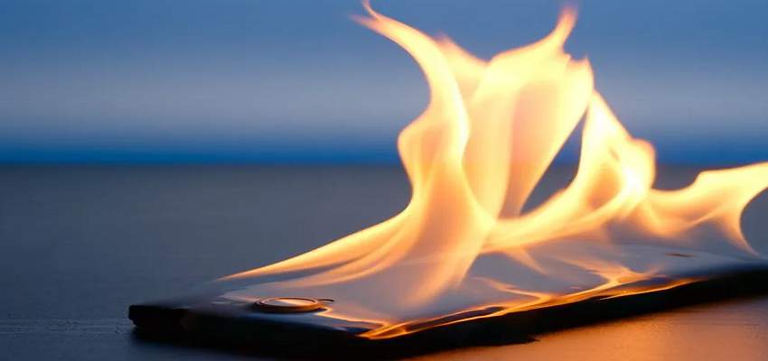 SMARTPHONE TIPS: बम की तरह फट सकता है आपका मोबाइल, अगर करते रहे ये गलतियां