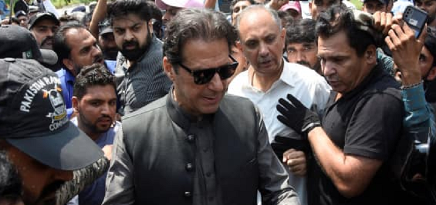 बाल-बाल बचे इमरान खान, विमान में खराबी या फिर हत्या की साजिश ?