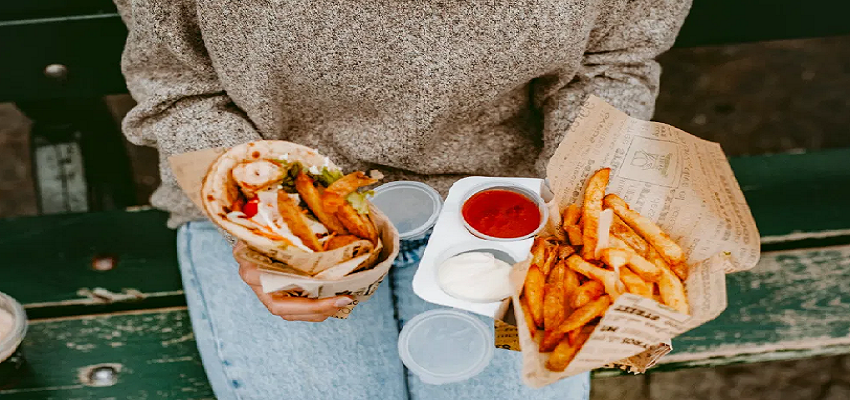 इन चीजों को खाने से बढ़ सकता है कैंसर का खतरा, जानें कैसे