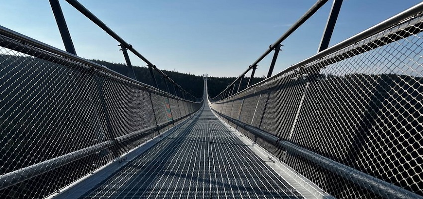 जानें कहां है दुनिया का सबसे लंबा झुलता हुआ पुल, जहां कदम रखते ही आती है मौत की याद !
