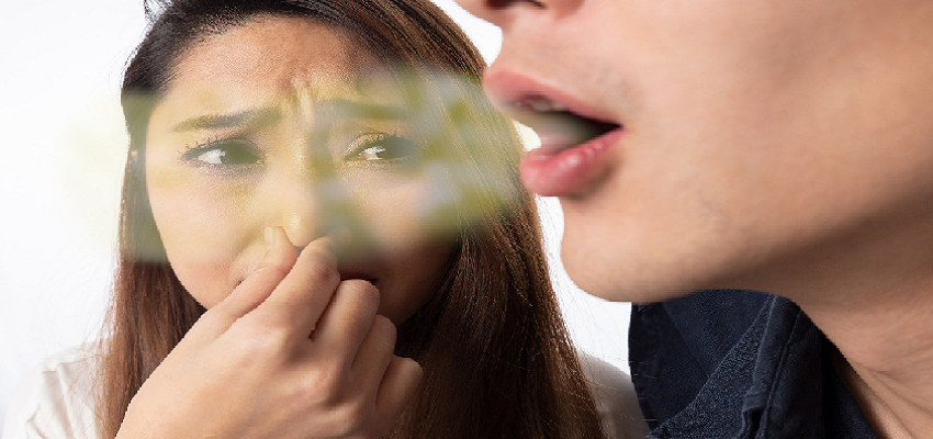 क्या आपकी सांसों से आ रही है बदबू? तो हो जाएं सावधान,हो सकते है इस बीमारी के लक्षण