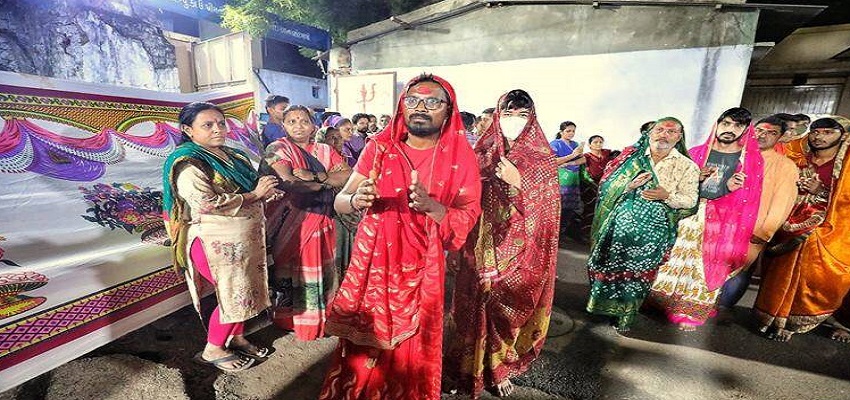 नवरात्रि के मौके पर अनोखी परंपरा, महिलाओं की जगह पुरुष साड़ी पहनकर करते हैं गरबा