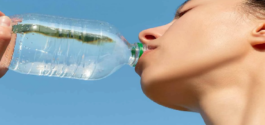 प्लास्टिक की बोतल में पानी पीने से होते है ये नुकसान, कई बीमारियों का होता है आगमन