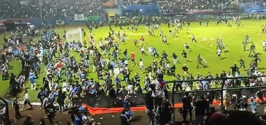 INDONESIA: फुटबॉल मैच के दौरान स्टेडियम में भड़की हिंसा, 127 लोगों की मौत, दर्जनों घायल