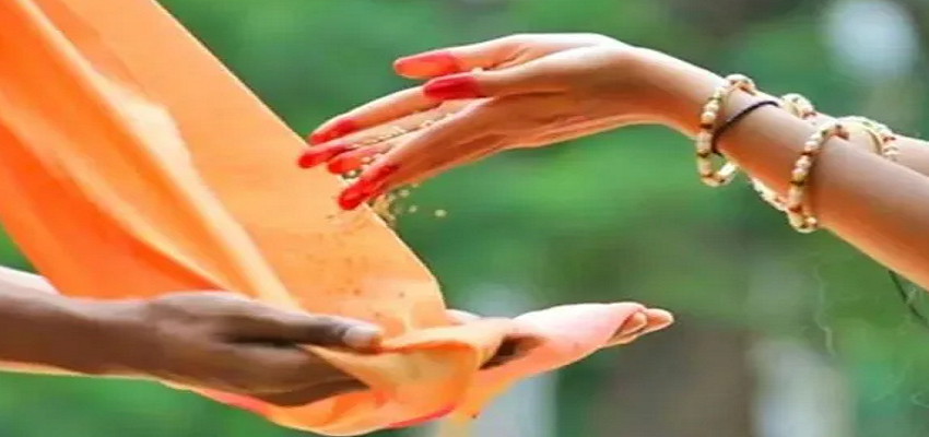 अपने जीवन में भूलकर भी ना करें इन चीजों का दान, होगा भारी नुकसान