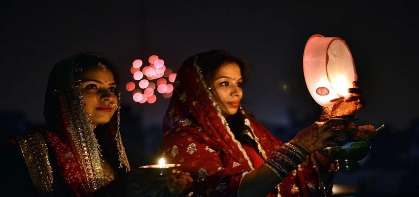KARWA CHAUTH 2022: छलनी से क्यों किया जाता है चांद का दीदार, जानें आज का शुभ मुहूर्त और चंद्रोदय का समय