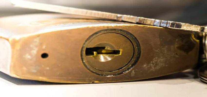 ताले के नीचे क्यों बनाया जाता है छोटा छेद, वजह जानकर हो जाएंगे हैरान