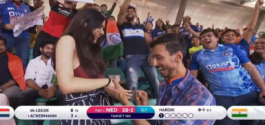 T20 World Cup: भारत बनाम नीदरलैंड मैच में बीच चली प्यार की बयार, प्रेमी ने किया हजारों के सामने प्रेमिका को प्रपोज