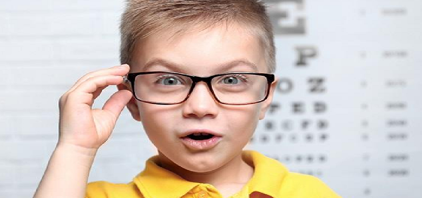 बच्चों का चश्मा हटाने के लिए खिलाएं ये चीजें, सेहत में होंगे कई बदलाव