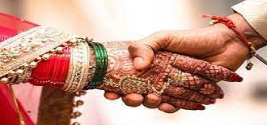 इस देश में दूल्हे को साबित करनी होती है अपनी मर्दानगी, लकड़ी के डंडों से होती है पिटाई