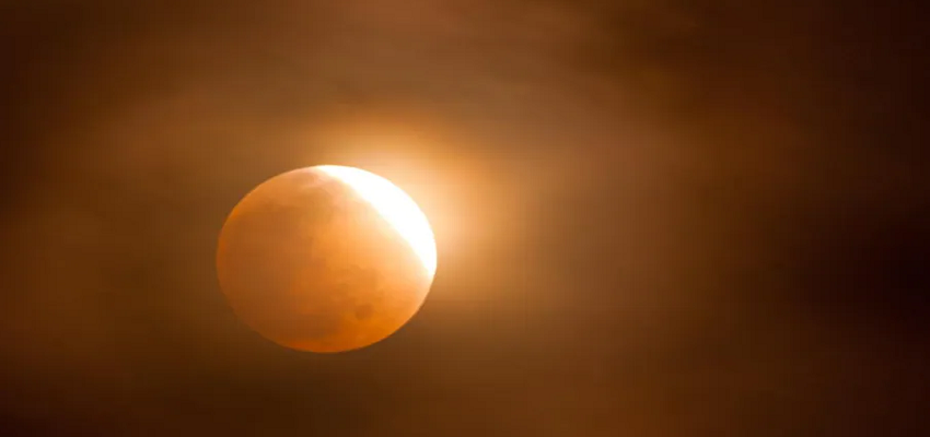 चंद्र ग्रहण के समय समुद्र क्यों मारता है हिलकोरे, जानें इसके पीछे की वजह