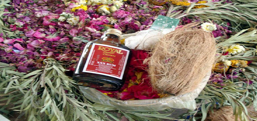 भारत के इस मंदिर में सिगरेट और शराब से भगवान को लगते है भोग, ये है UP के अजब-गजब मंदिर