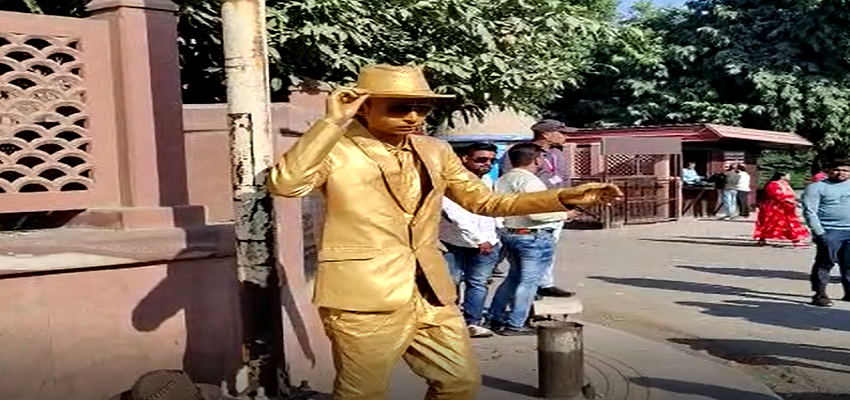 आगरा का ‘गोल्डन मैन’ बना चर्चा का विषय, बना सैलानियों की पहली पसंद