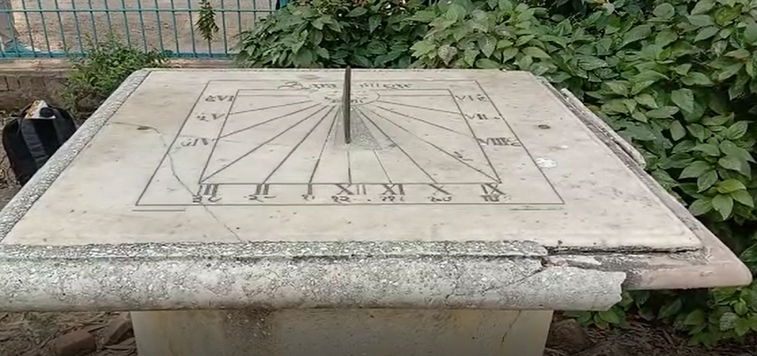 एक पत्थर की घड़ी जो 180 साल से दिखाती है सही समय, नहीं करती टिक-टिक