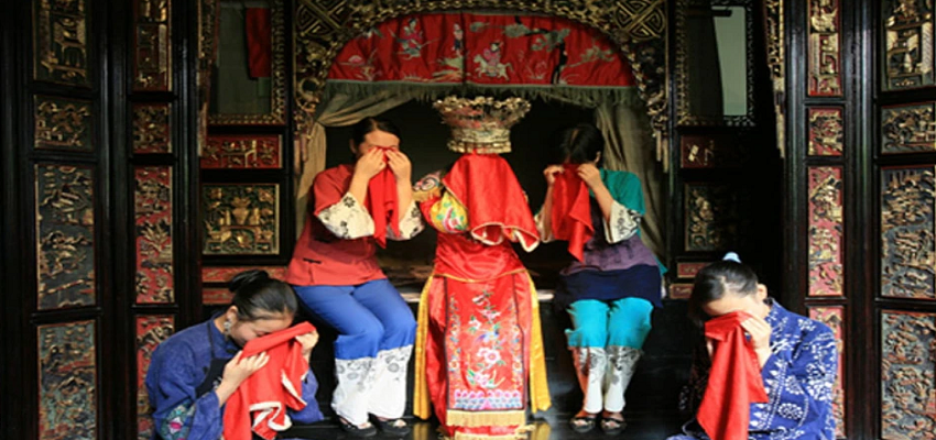 दुनिया की वो जगह जहां शादीशुदा जोड़ों के साथ की जाती है अजब-गजब परंपराएं