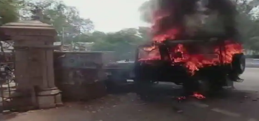 Allahabad University में बवाल, छात्र और सुरक्षा कर्मचारियों के बीच भारी हिंसा, वाहनों को किया आग के हवाले